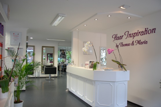 Weißer Empfangstresen mit Orchideen im Salon Haar Inspiration
